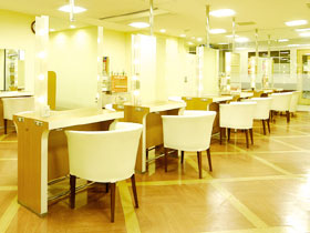 ゆとりのある店内