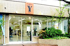 緑溢れる外観が目印です。