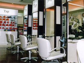 モダンなインテリアの店内