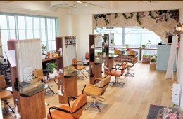 白黒を基調とした店内