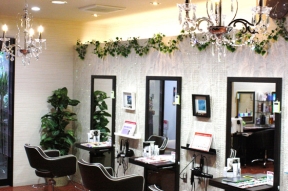 広々透明感のある店内