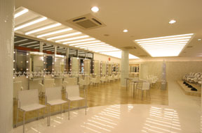 いつも明るい店内